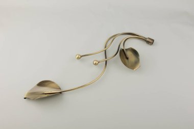 Gri arka planda perde korniş için modern dal şeklinde finial