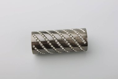 Gri arka plan üzerinde perde direği için biten kristal elemanları ile modern metal