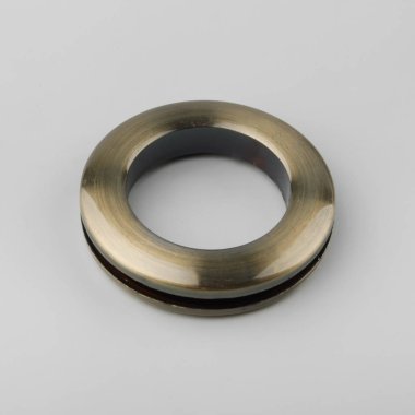 Gri arka planda korniş sabitleme için dairesel perde grommet halka