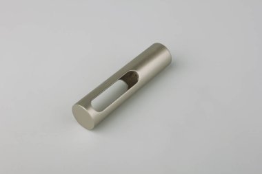 Gri arka planda perde direği için modern metal bitiş