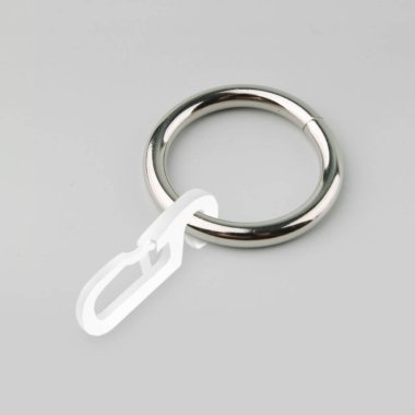 Gri arka plan üzerinde korniş kutup için plastik askı ile Perde metal halka