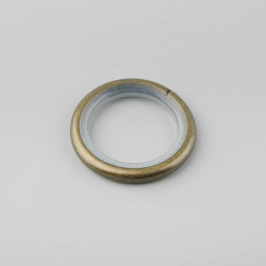 Gri arka plan üzerinde korniş kutup için perde metal halka