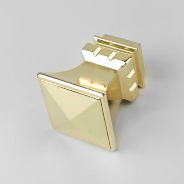 Gri arka planda perde saçak için antika metal biten