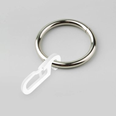 Gri arka plan üzerinde korniş kutup için plastik askı ile Perde metal halka