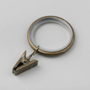 Gri arka plan üzerinde korniş kutup için askı ile Perde metal halka