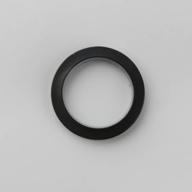 Gri arka plan üzerinde korniş kutup için perde metal halka