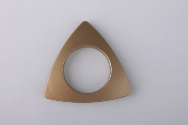 Üçgen perde gri arka plan üzerinde korniş sabitleme için yuvarlak delik li grommet