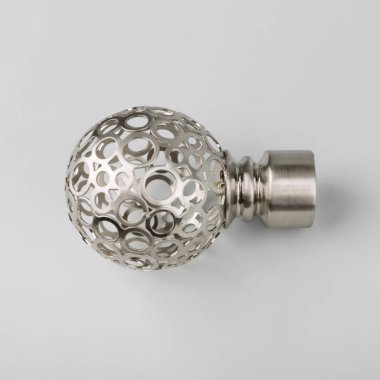 Süslü küre perde gri arka plan üzerinde ucu saçak