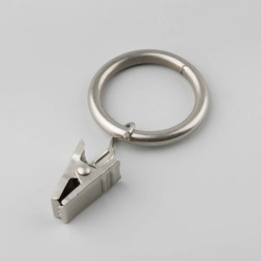 Gri arka plan üzerinde korniş kutup için askı ile Perde metal halka