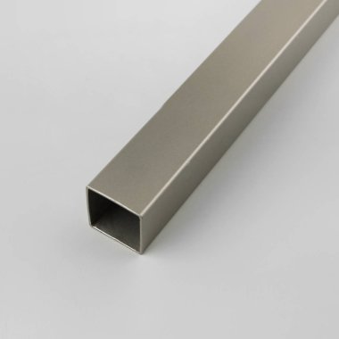 Gri arka plan üzerinde modern metal perde çubuk tüp.