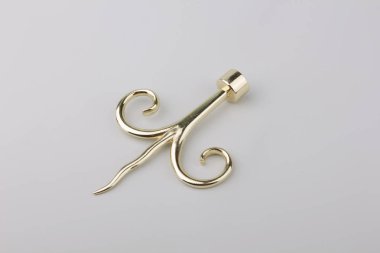 Gri arka plan üzerinde perde korniş için modern mızrak finial