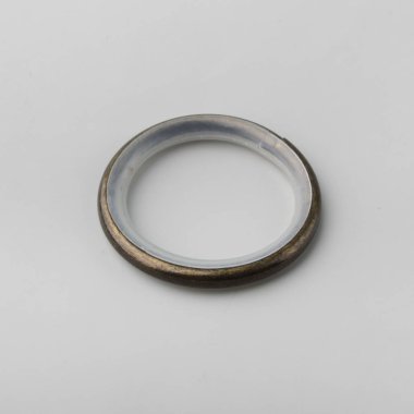 Gri arka plan üzerinde korniş kutup için perde metal halka