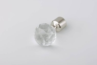 Gri arka plan üzerinde perde direği için modern kristal top bitiş