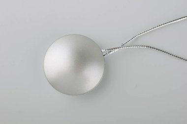 Gri arka plan üzerinde perde için dize dekorasyon ile Yuvarlak toka