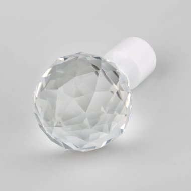 Gri arka planda modern kristal top perde korniş finial