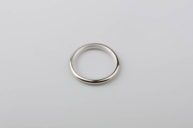 Gri arka plan üzerinde korniş kutup için perde metal halka