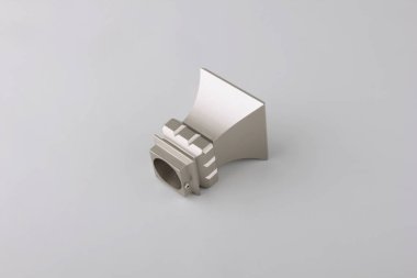 Gri arka planda perde direği için modern metal bitiş