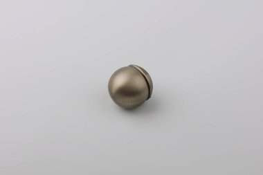 Gri arka plan üzerinde perde eaves için yuvarlak metal fiş