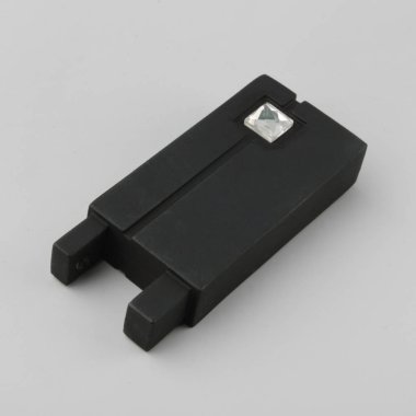 Gri arka planda perde saçak için modern metal bitiş