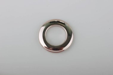 Gri arka planda korniş sabitleme için perde grommet halka