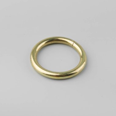 Gri arka plan üzerinde korniş kutup için perde metal halka