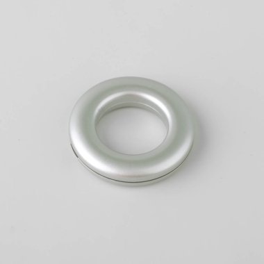 Gri arka planda korniş sabitleme için perde grommet halka