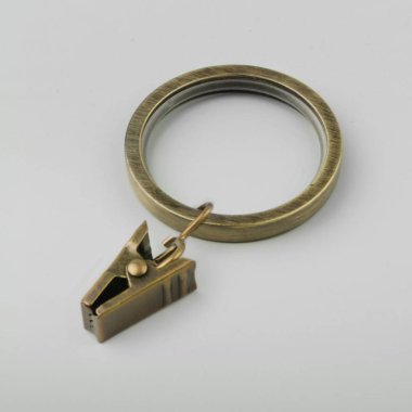 Gri arka plan üzerinde korniş kutup için askı ile Perde metal halka