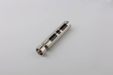 Gri arka plan üzerinde perde eaaves için delik metal fiş ile Tüp