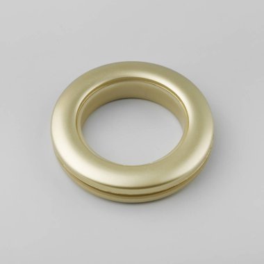 Gri arka planda korniş sabitleme için dairesel perde grommet halka