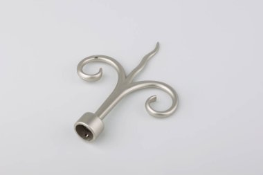 Gri arka plan üzerinde perde direği için modern mızrak metal bitiş