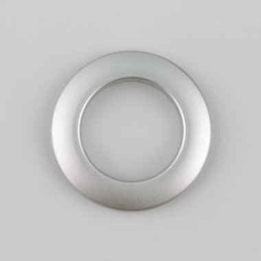 Gri arka planda korniş sabitleme için perde grommet halka