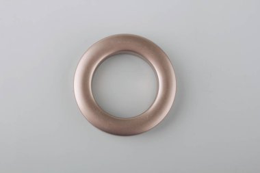 Gri arka planda korniş sabitleme için perde grommet halka