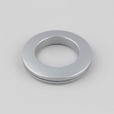 Gri arka planda korniş sabitleme için dairesel perde grommet halka