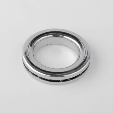 Gri arka planda korniş sabitleme için dairesel perde grommet halka