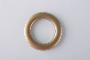 Gri arka planda korniş sabitleme için perde grommet halka