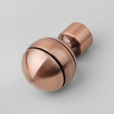 Gri arka plan üzerinde perde eaves için top şeklinde modern metal bitiş