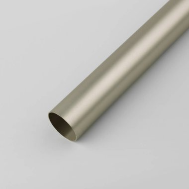 Gri arka plan üzerinde pürüzsüz yüzeyli Vintage metal perde çubuk.