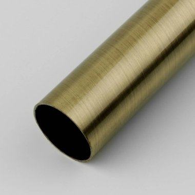 Gri arka plan üzerinde pürüzsüz yüzeyli antika metal perde çubuğu.