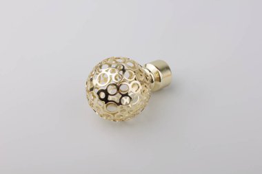 Gri arka plan üzerinde perde korniş için modern küresel finial