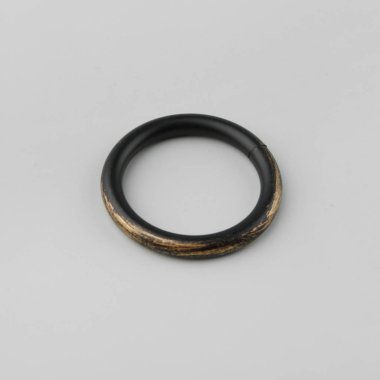 Gri arka plan üzerinde korniş kutup için perde metal halka