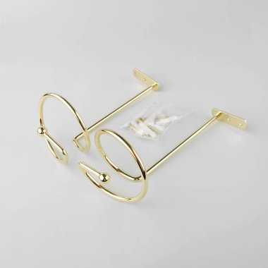 Gri arka plan üzerinde bağlantı elemanları ile perde için metal bükümlü bekleme.