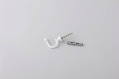 Gri arka plan üzerinde bağlantı elemanları ile perde için metal hold-back kanca.