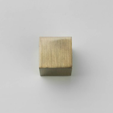 Gri arka planda küp şekilli Metal perde korniş finial