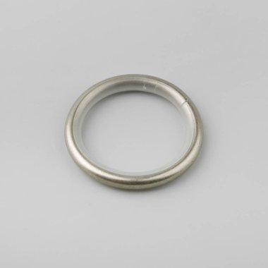 Gri arka plan üzerinde korniş kutup için perde metal halka