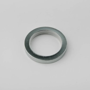 Gri arka plan üzerinde korniş kutup için perde metal halka