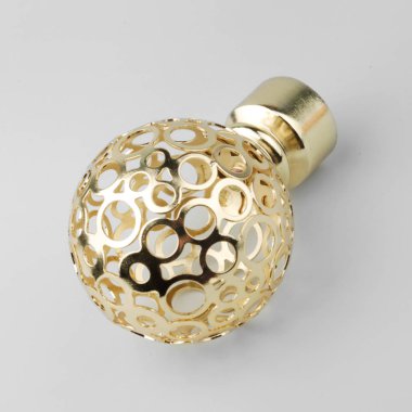 Altın süslü küre perde gri arka plan üzerinde ipucu saçak