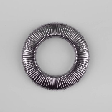 Gri arka planda korniş sabitleme için perde grommet nervürlü krom halka