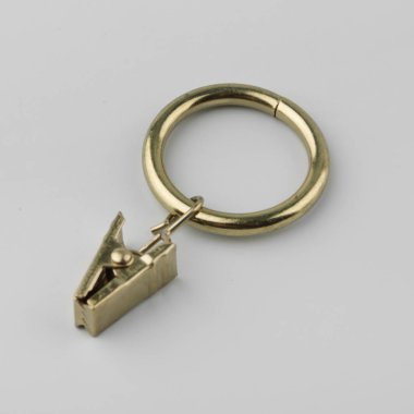 Gri arka plan üzerinde korniş kutup için askı ile Perde metal halka