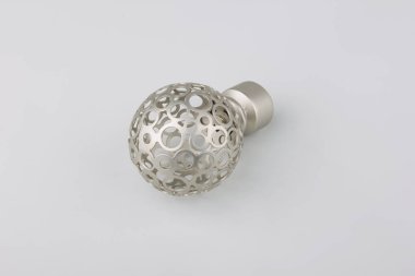 Gri arka plan üzerinde perde direği için biten modern desenli top