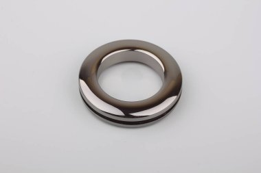 Gri arka planda korniş sabitleme için parlak metal perde grommet halka